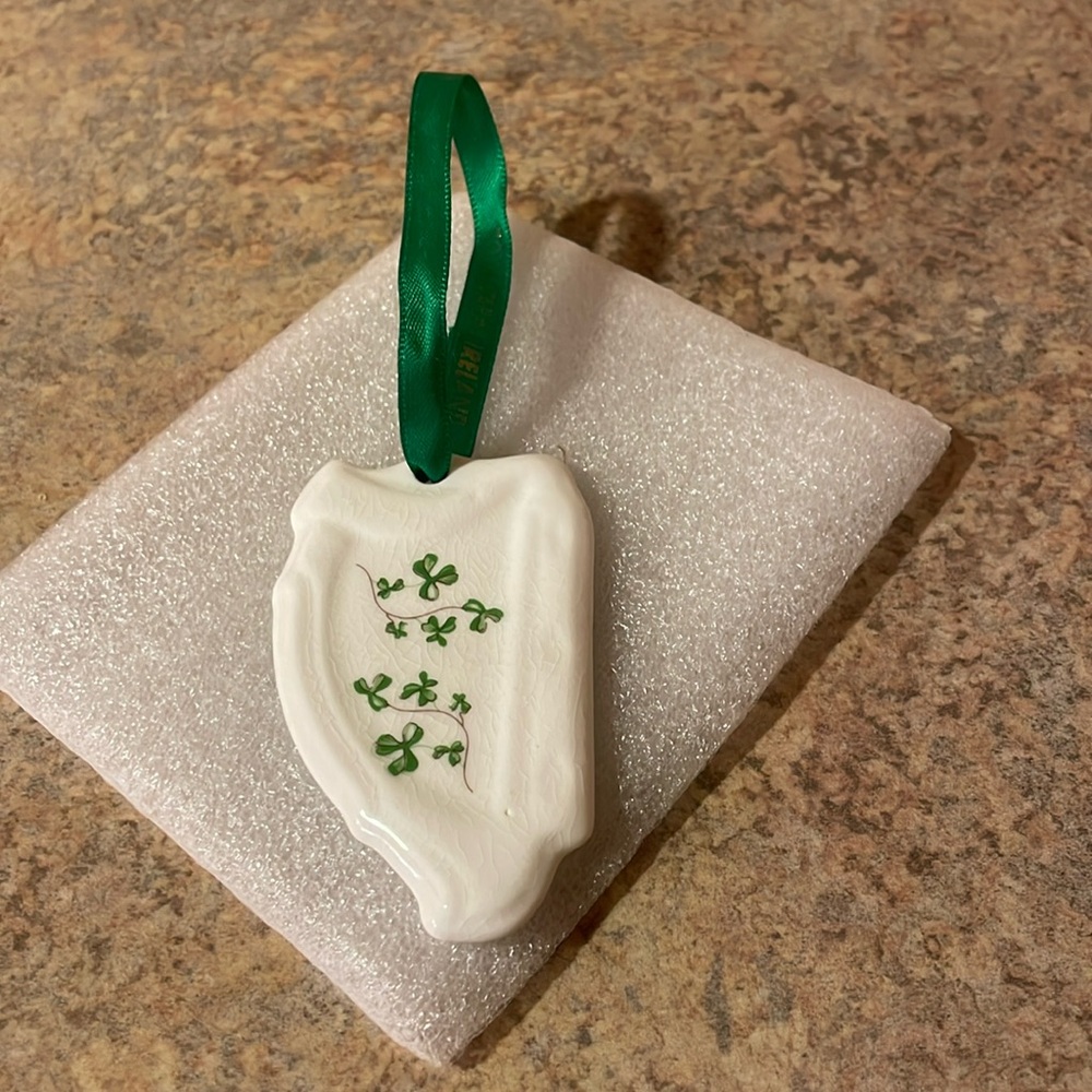 Royal harp ornament shamrocks from Ireland.